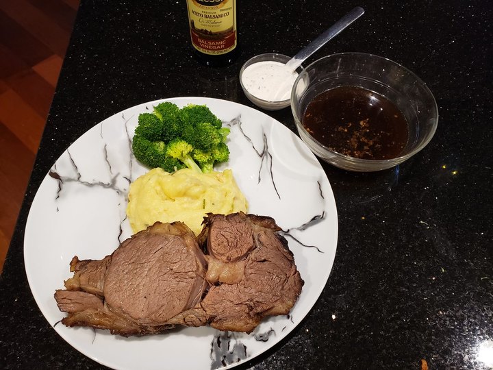 Roast beef dinner with broccoli and potatoes
