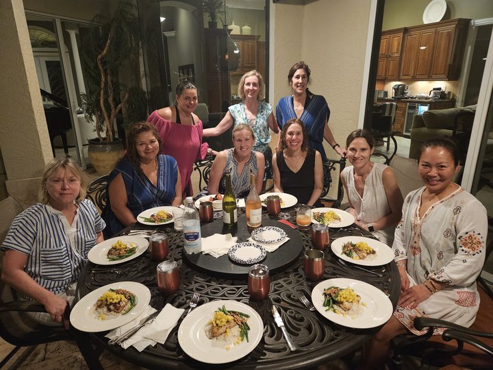 Guests around a round dinner table
